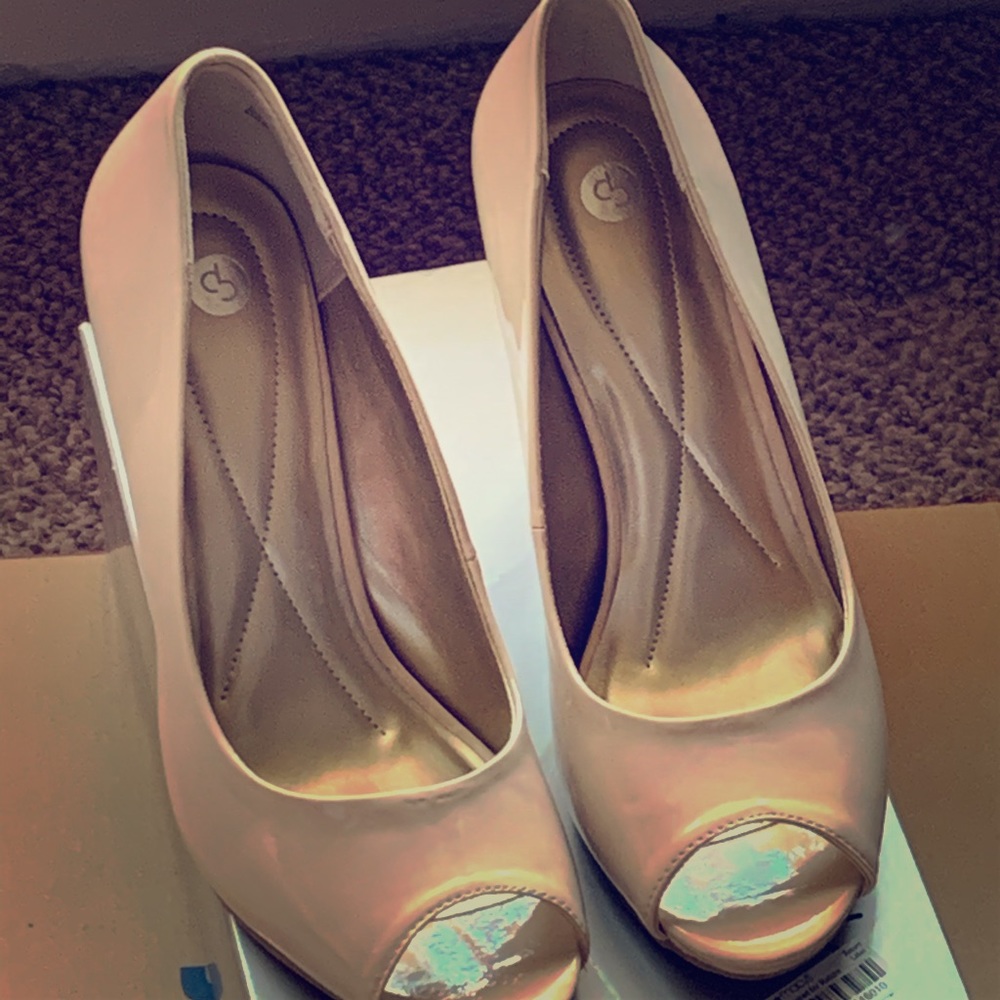 Brand new pair of nude pumps